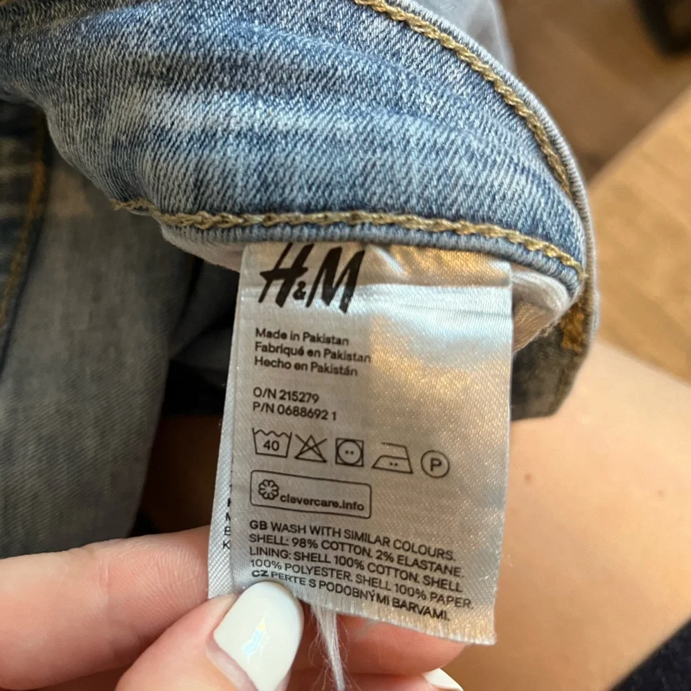 H&M Ripped/Distressed Jeans - Light Wash - Picture 5 of 5